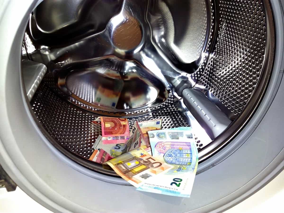 lavadora con dinero metáfora de blanqueo de capitales